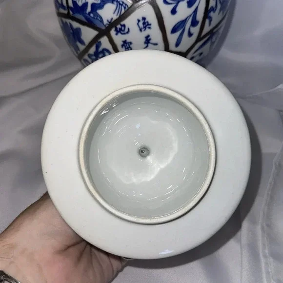 Chinese Blue and White Lidded Jar Hand Painted with Floral and Leaf - Picture 9 of 11